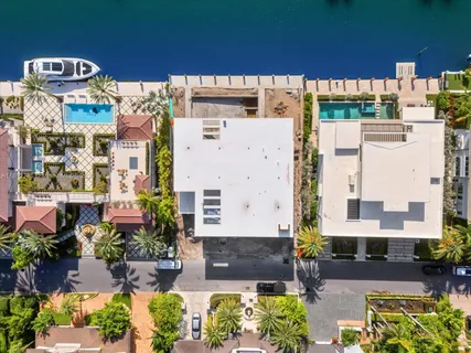 a view of lot of flowers and buildings