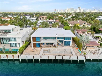 a view of a city that has lawn chairs and a yard