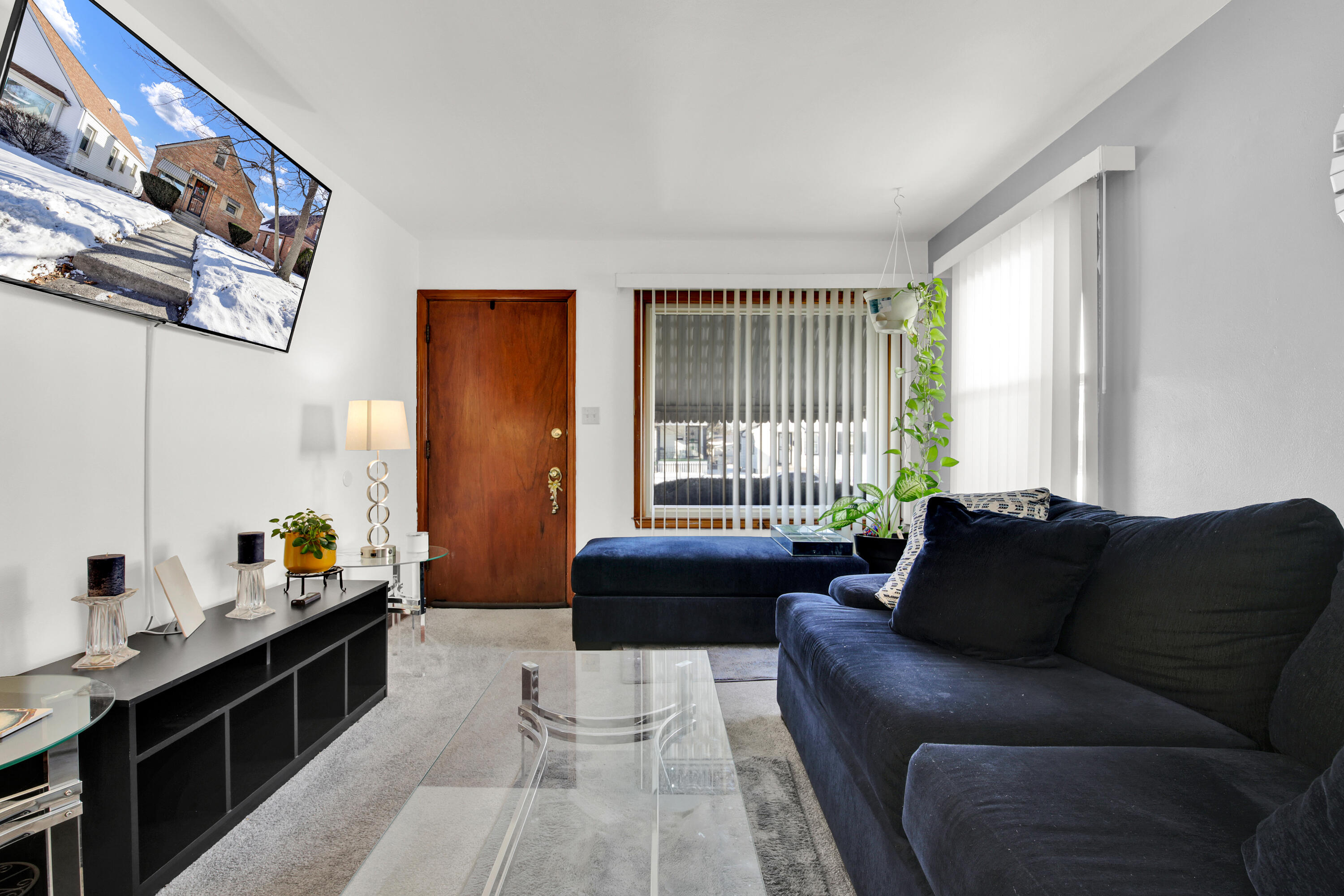 4946 North 26th Street Milwaukee, WI 53209 - Photo 4 of 17 Living Room