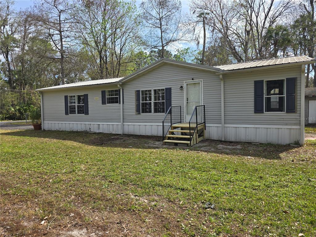 a view of a house with a yard