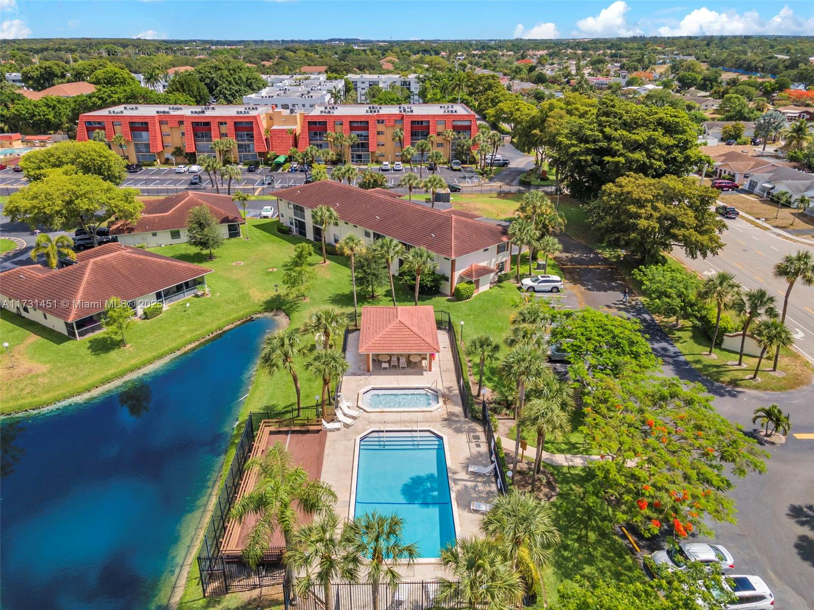 9849 Three Lakes Circle, Unit 1H Boca Raton, FL 33428 - Photo 5 of 25 Gallery Image 5