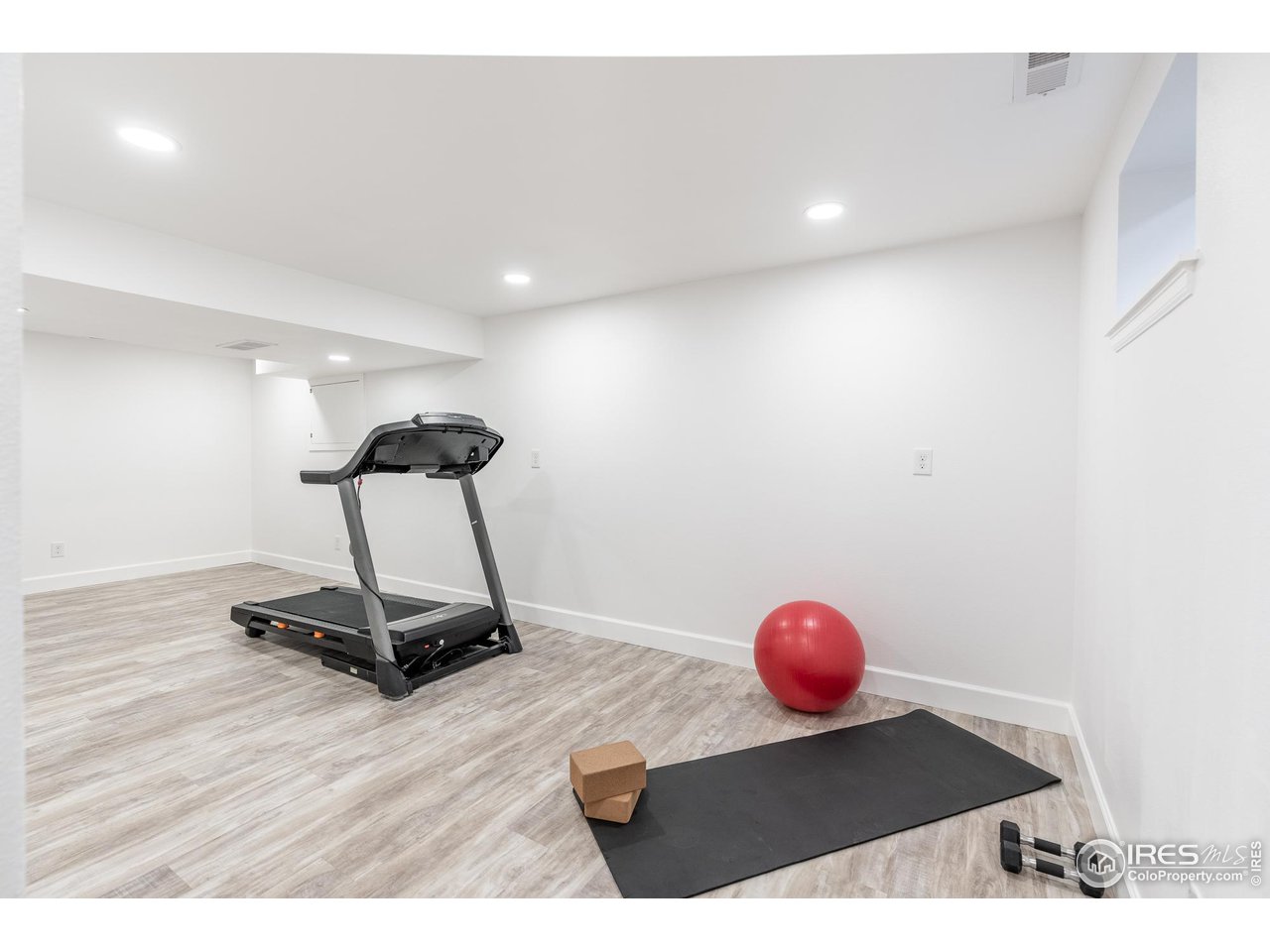 7357 Glacier View Road Longmont, CO 80503 - Photo 31 of 39 a view of a room with gym equipment