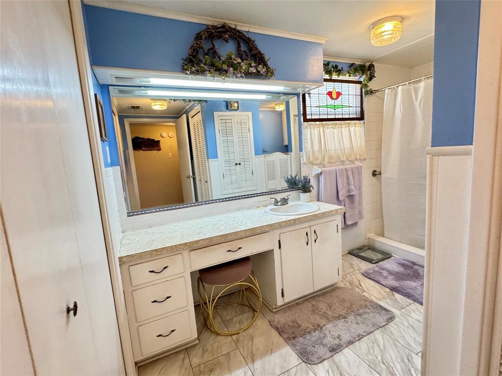1505 Bonham Street Commerce, TX 75428 - Photo 22 of 38 Full Bath with walk in shower