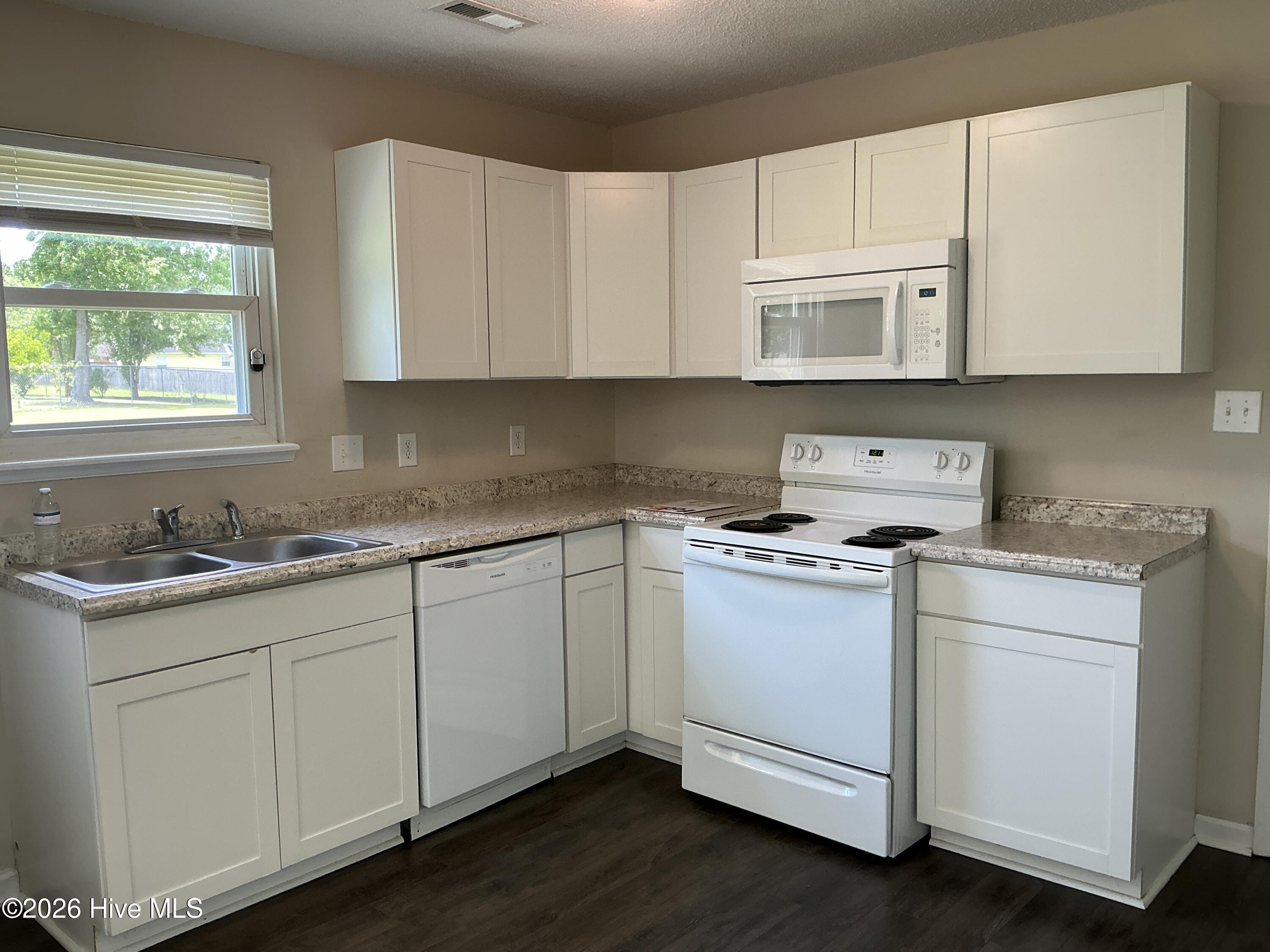 1011 Ridgecrest Lane Jacksonville, NC 28546 - Photo 9 of 21 Kitchen