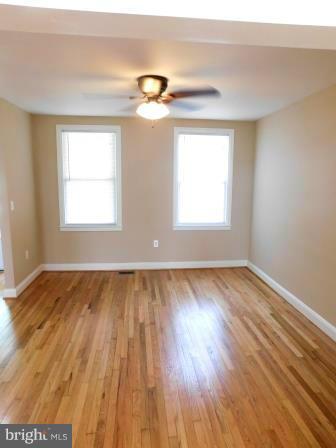 3571 Juneway Baltimore, MD 21213 - Photo 5 of 30 Living Room