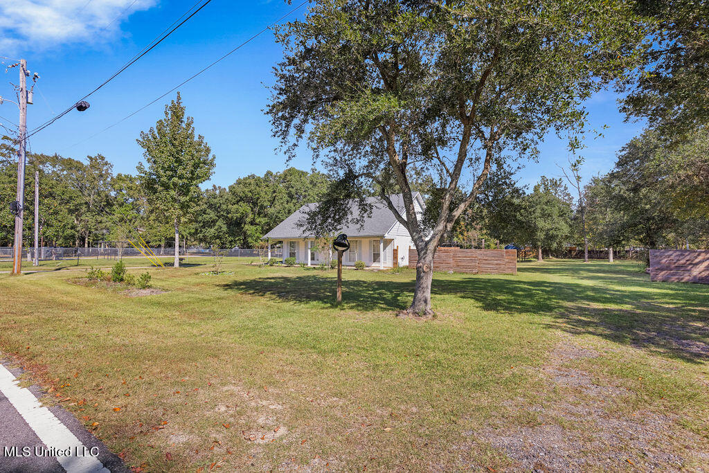 10460 Shorecrest Road Biloxi, MS 39532 - Photo 3 of 31 10460ShorecrestRd-7
