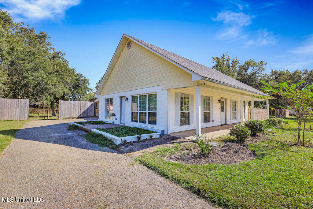 10460 Shorecrest Road Biloxi, MS 39532 - Photo 5 of 31 10460ShorecrestRd-9