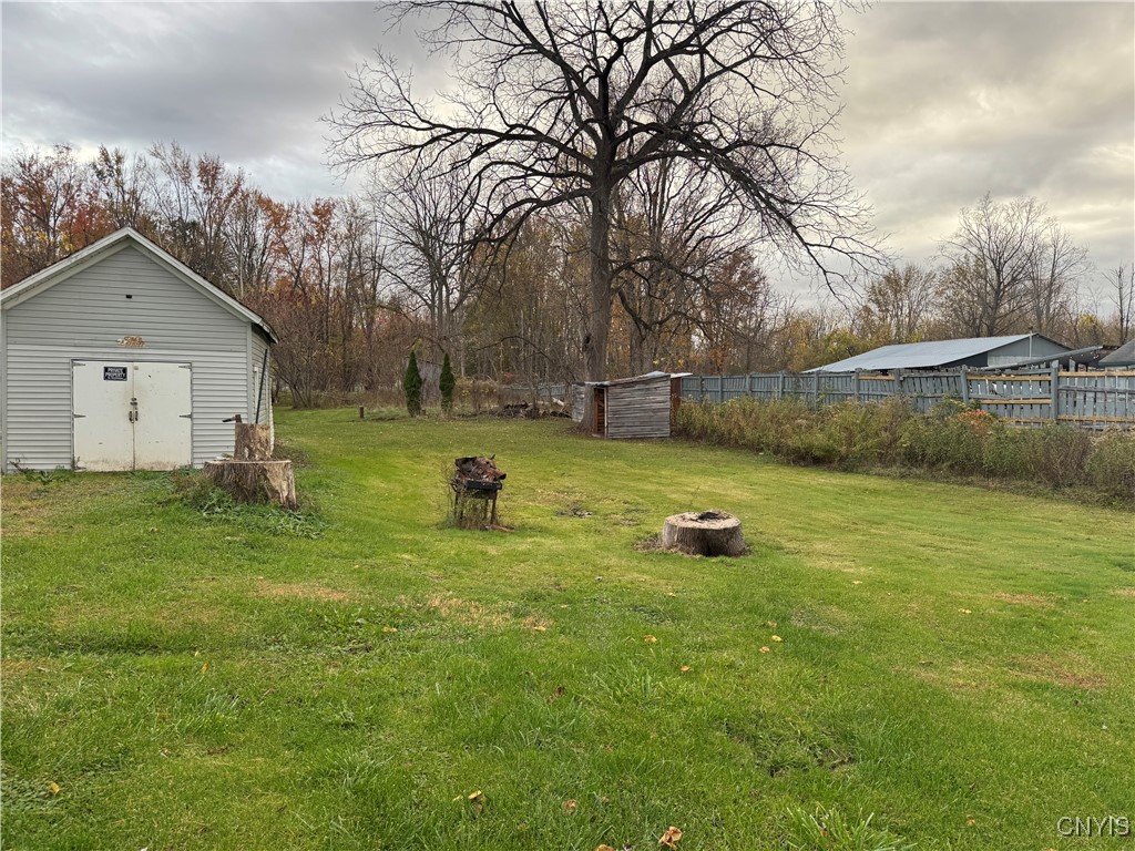 1055 Lake Road Oneida, NY 13421 - Photo 3 of 12 Right side yard