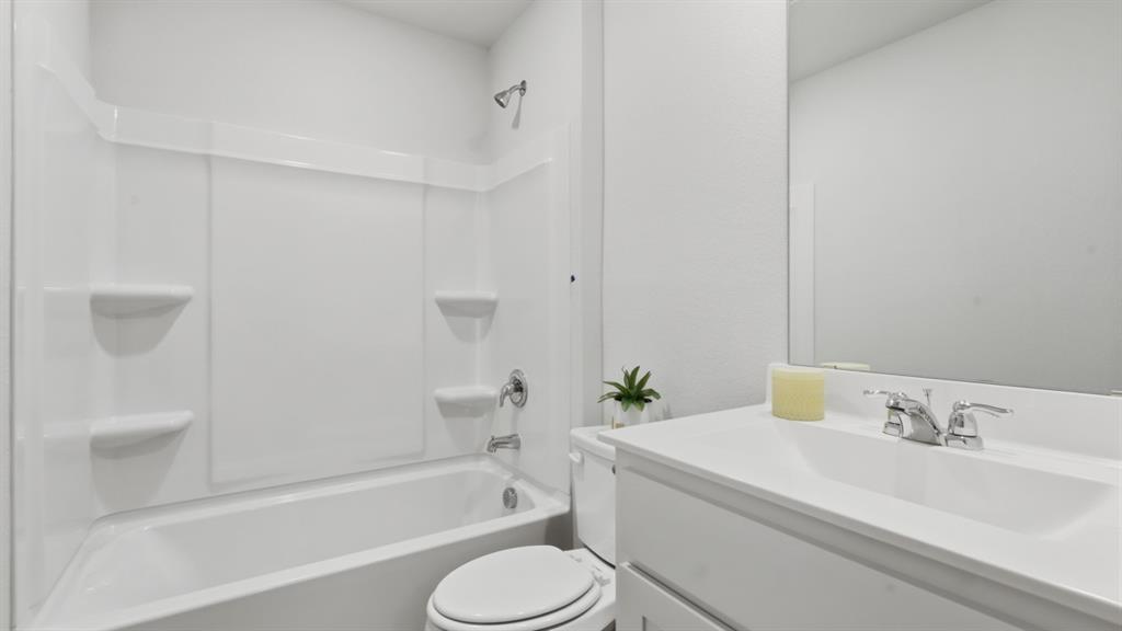 2808 Hawk Drive Denton, TX 76205 - Photo 12 of 30 a bathroom with a sink toilet and bathtub