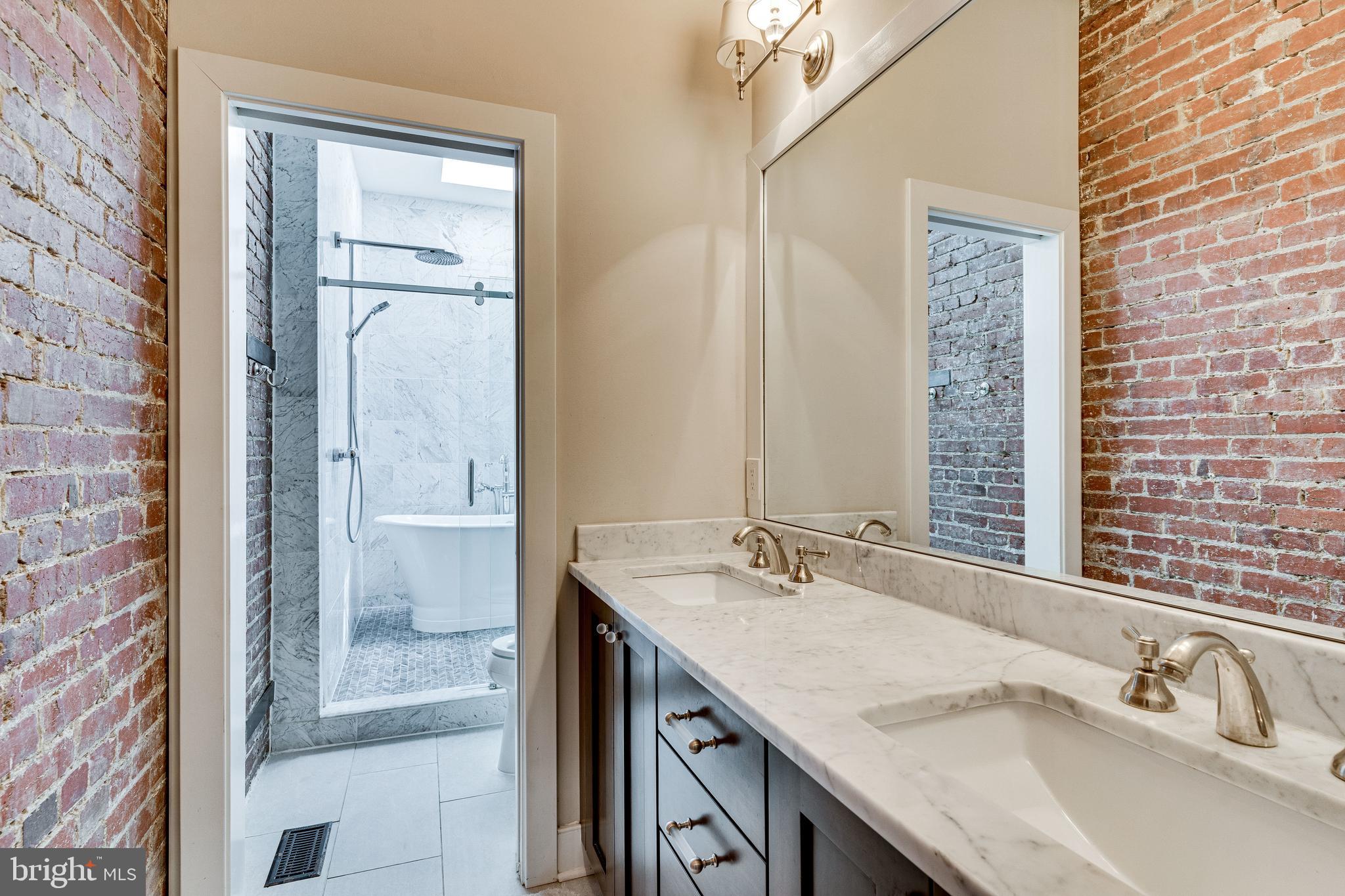 1420 Paloma Way Northwest Washington, DC 20009 - Photo 20 of 26 Primary Bath-en-Suite