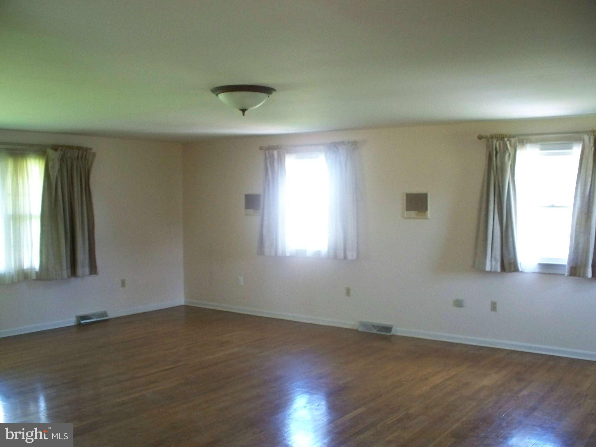 84 Shellfield Lane Colonial Beach, VA 22443 - Photo 8 of 30 Living Room