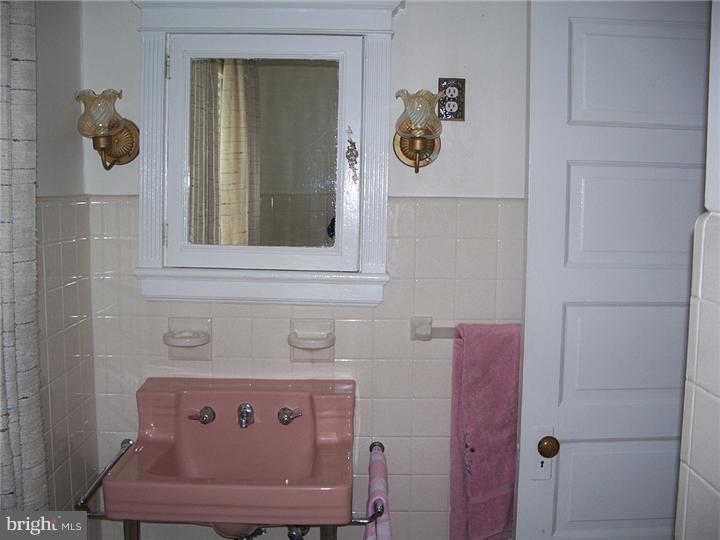 25 Ralston Avenue Havertown, PA 19083 - Photo 12 of 23 Bathroom
