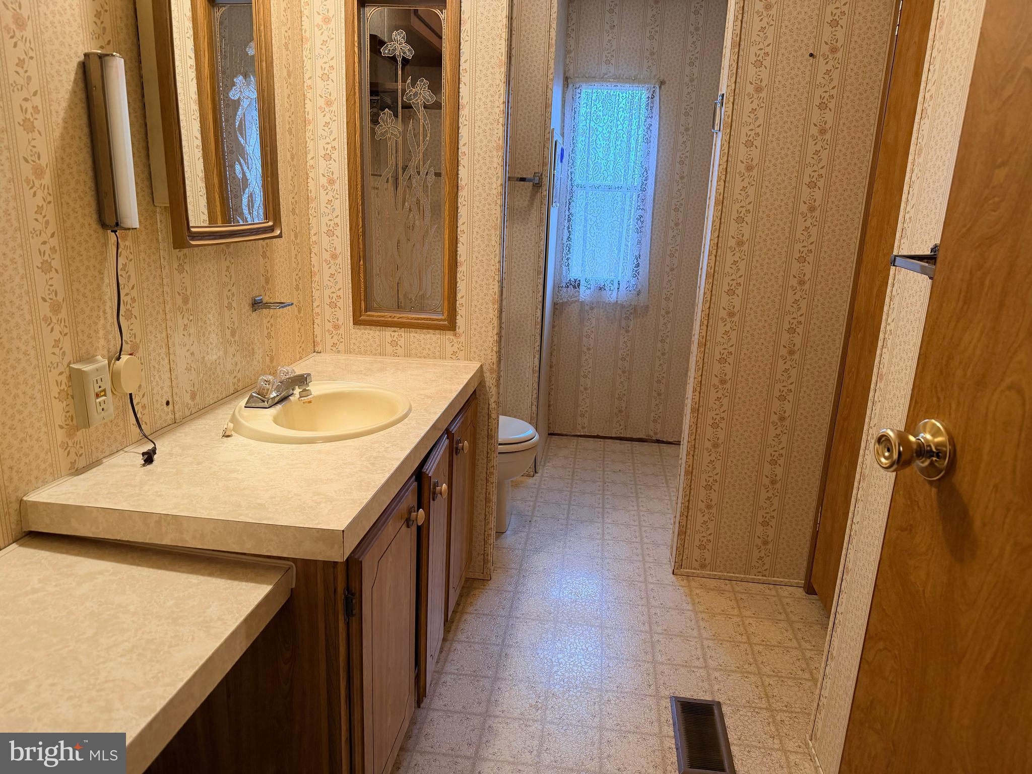 16872 Shinham Road Hagerstown, MD 21740 - Photo 20 of 41 BATHROOM