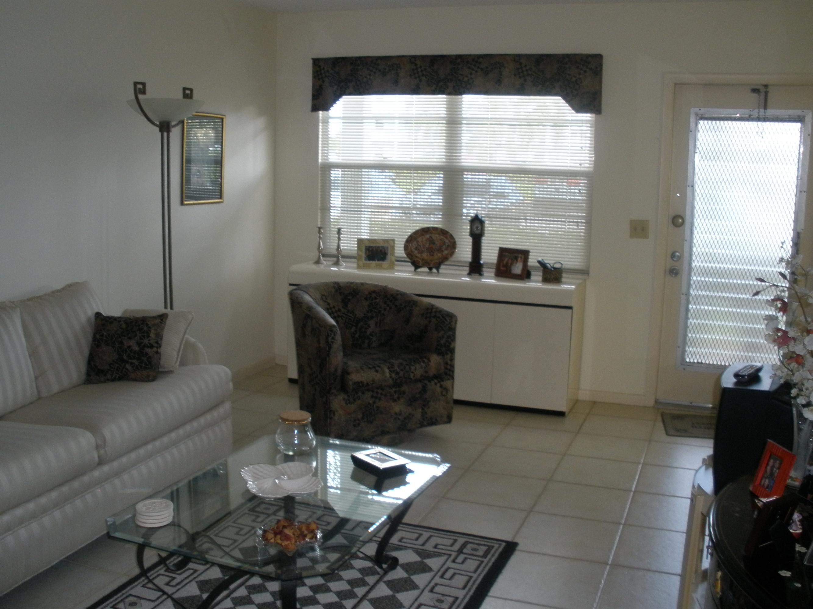 1025 Lincoln A, Unit B Boca Raton, FL 33434 - Photo 9 of 11 Living Area