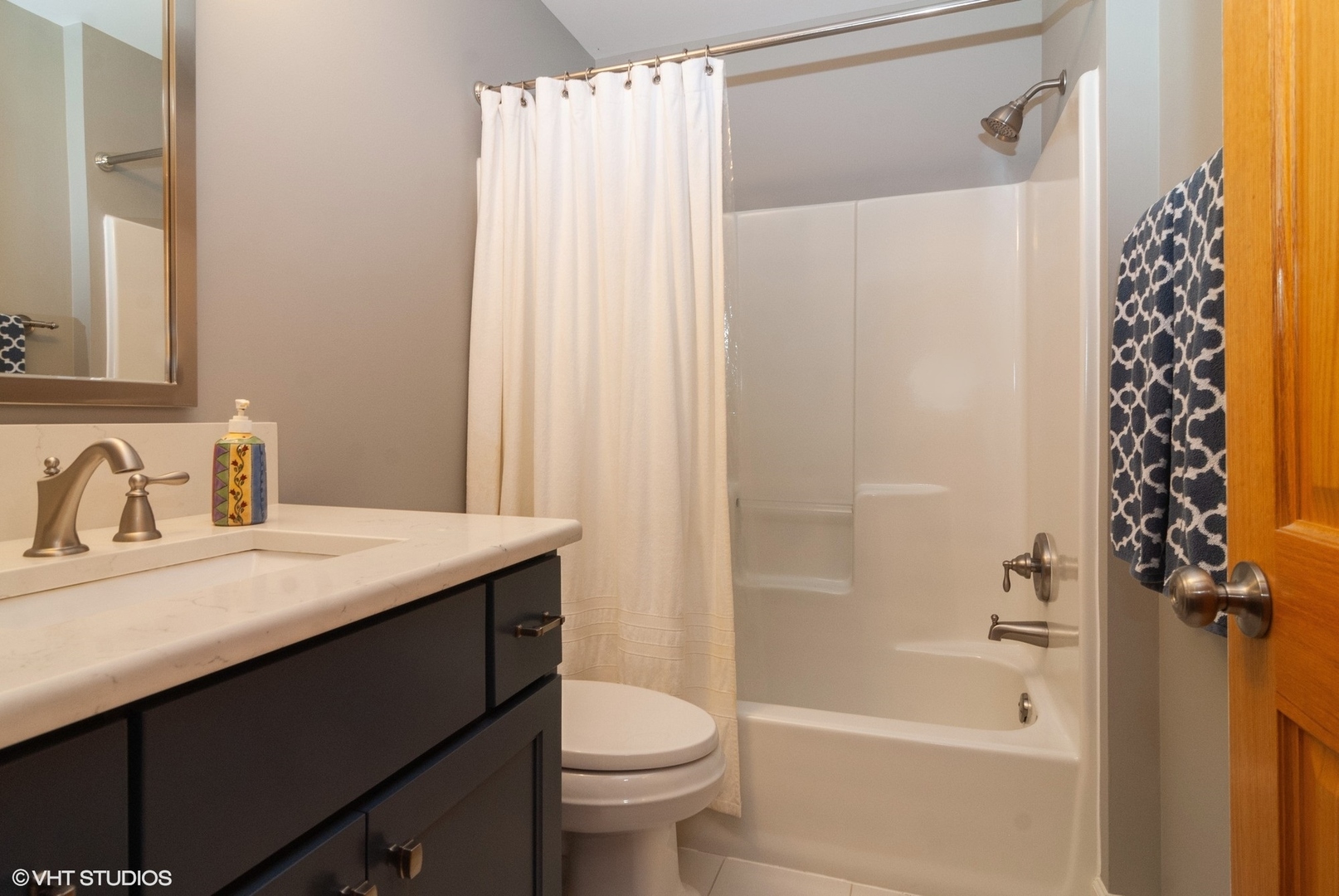 407 Hankes Road Sugar Grove, IL 60554 - Photo 20 of 40 a bathroom with a sink a toilet and a bathtub