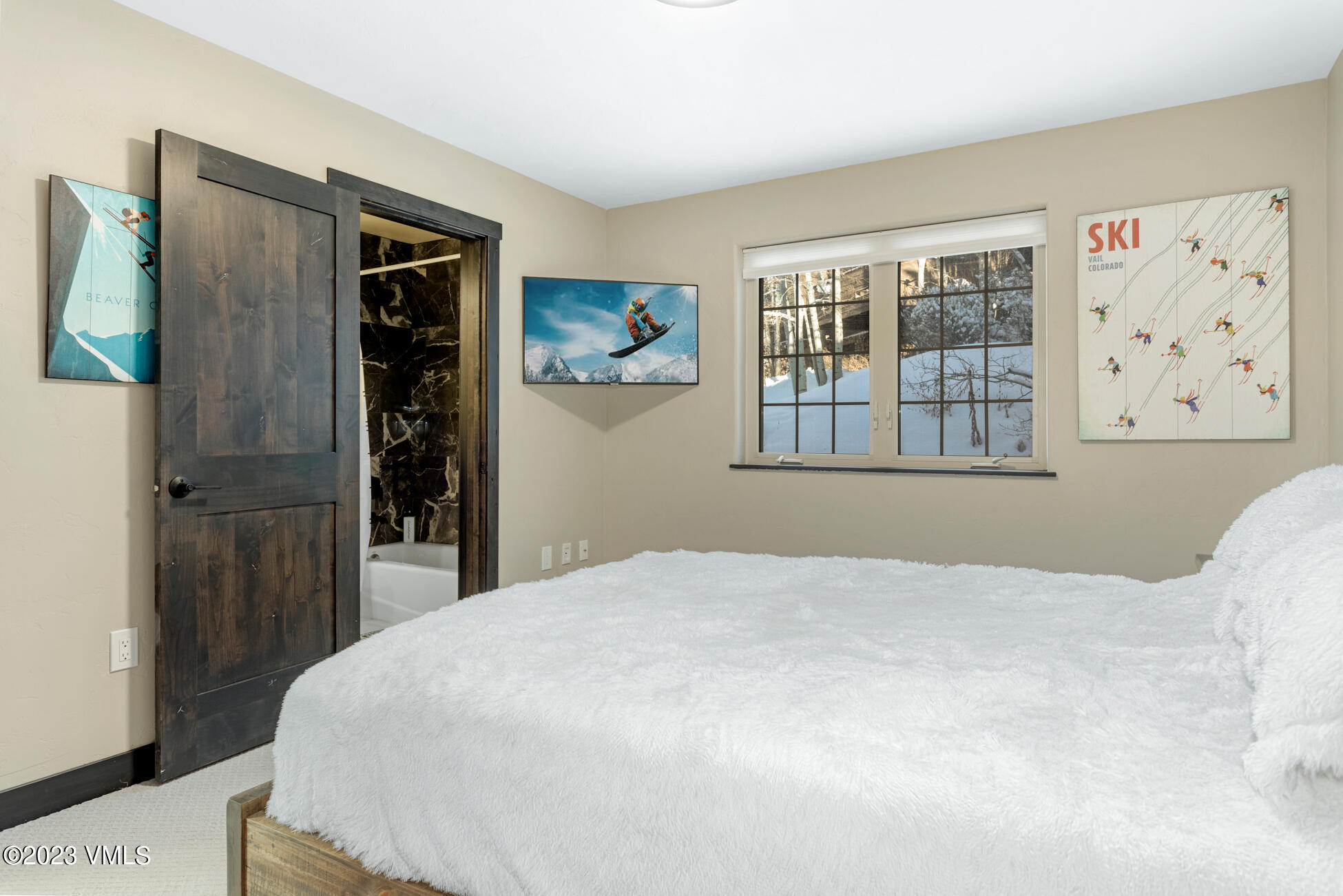 160 Nottingham Road, Unit 1 Avon, CO 81620 - Photo 15 of 28 a bedroom with a large bed and a window