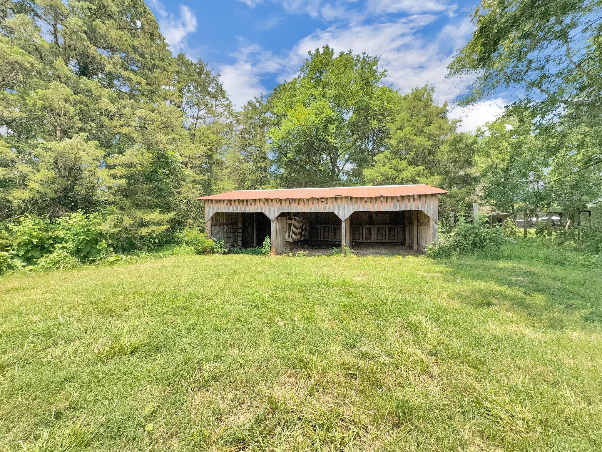 3510 Vesta Road Lebanon, TN 37090 - Photo 20 of 43 a front view of a house with a garden