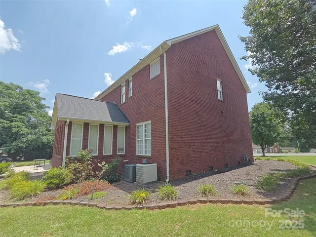 a house view with a outdoor space