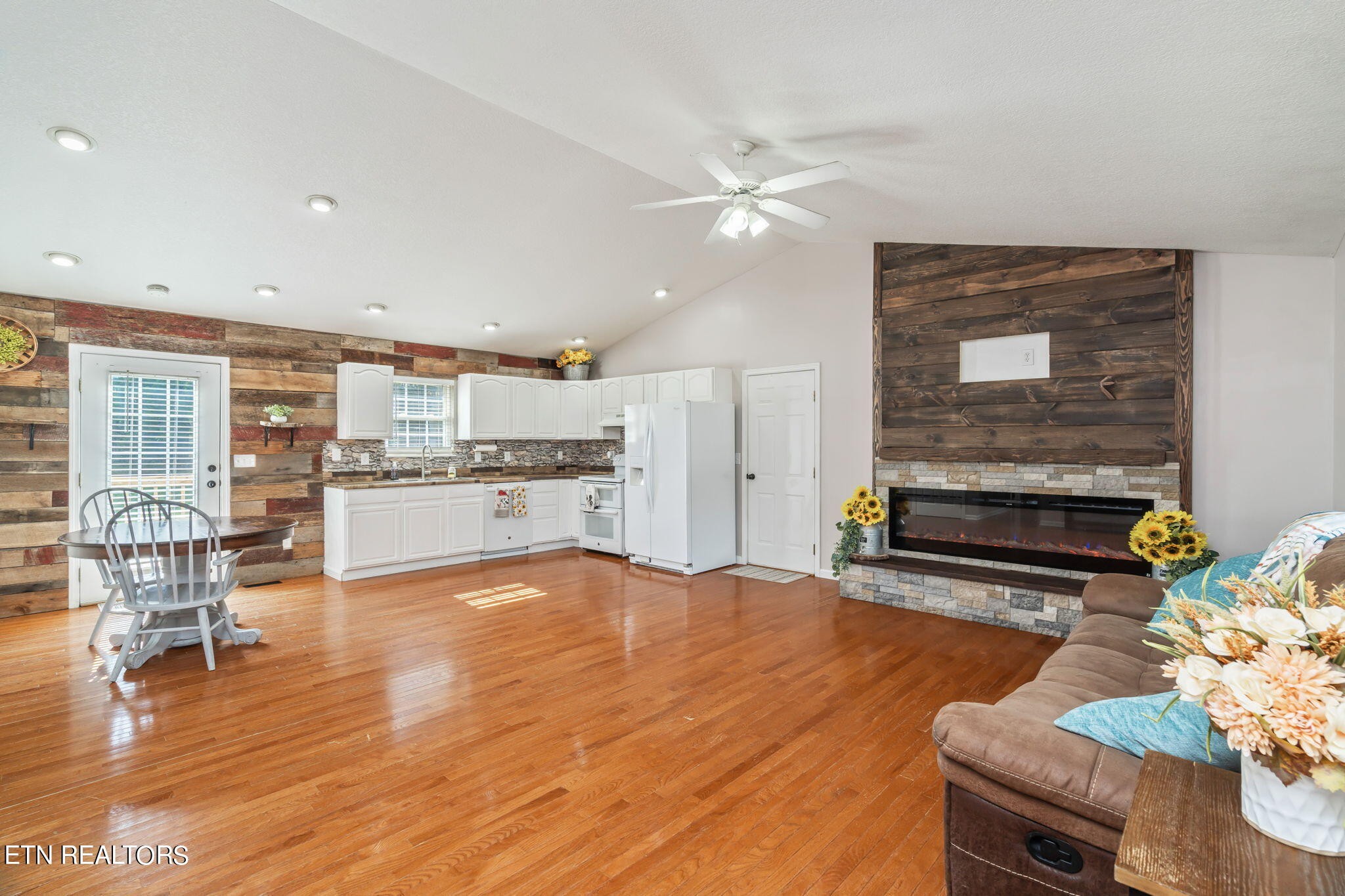330 Howard Road Loudon, TN 37774 - Photo 3 of 27 Gallery Image 3