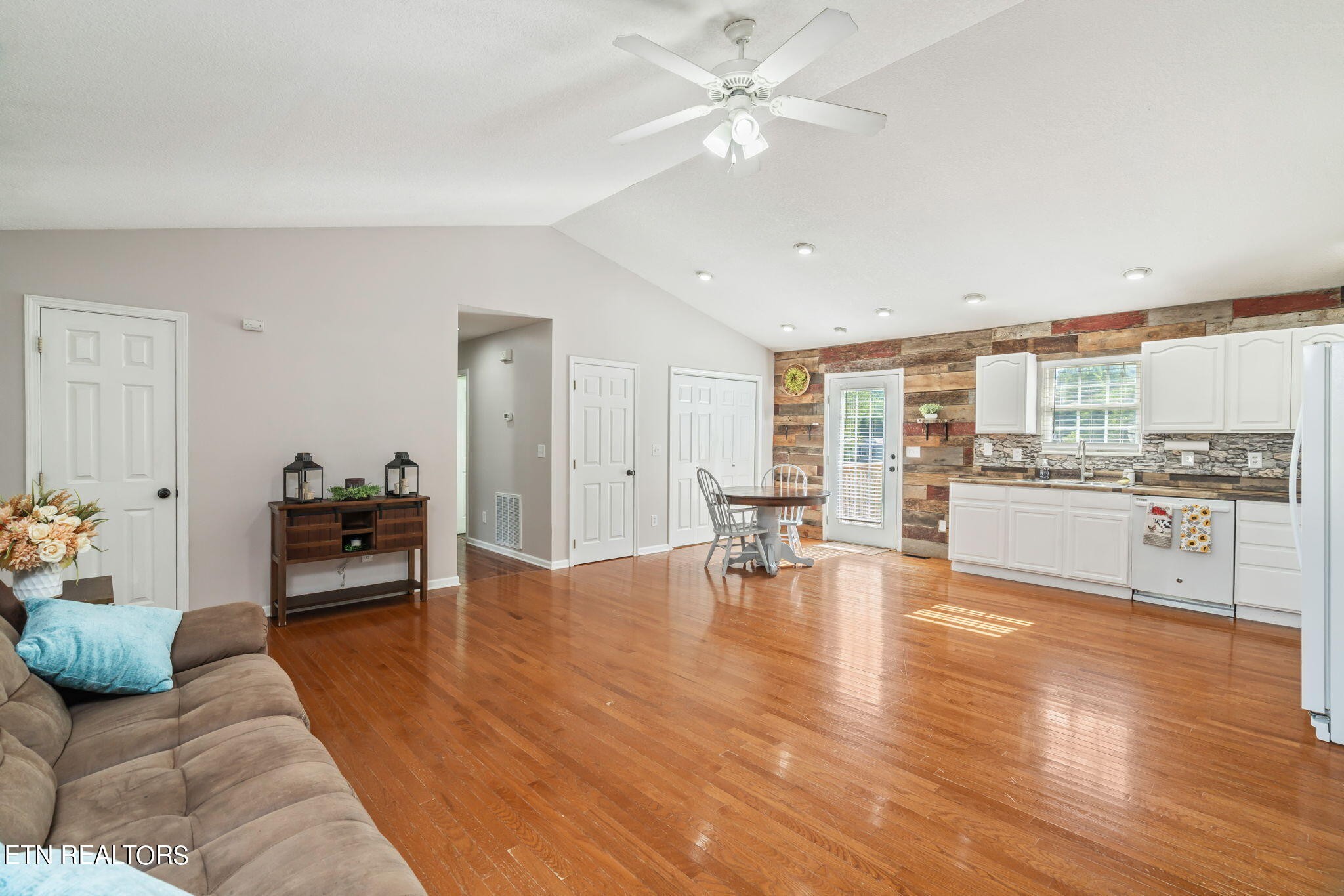 330 Howard Road Loudon, TN 37774 - Photo 4 of 27 Gallery Image 4