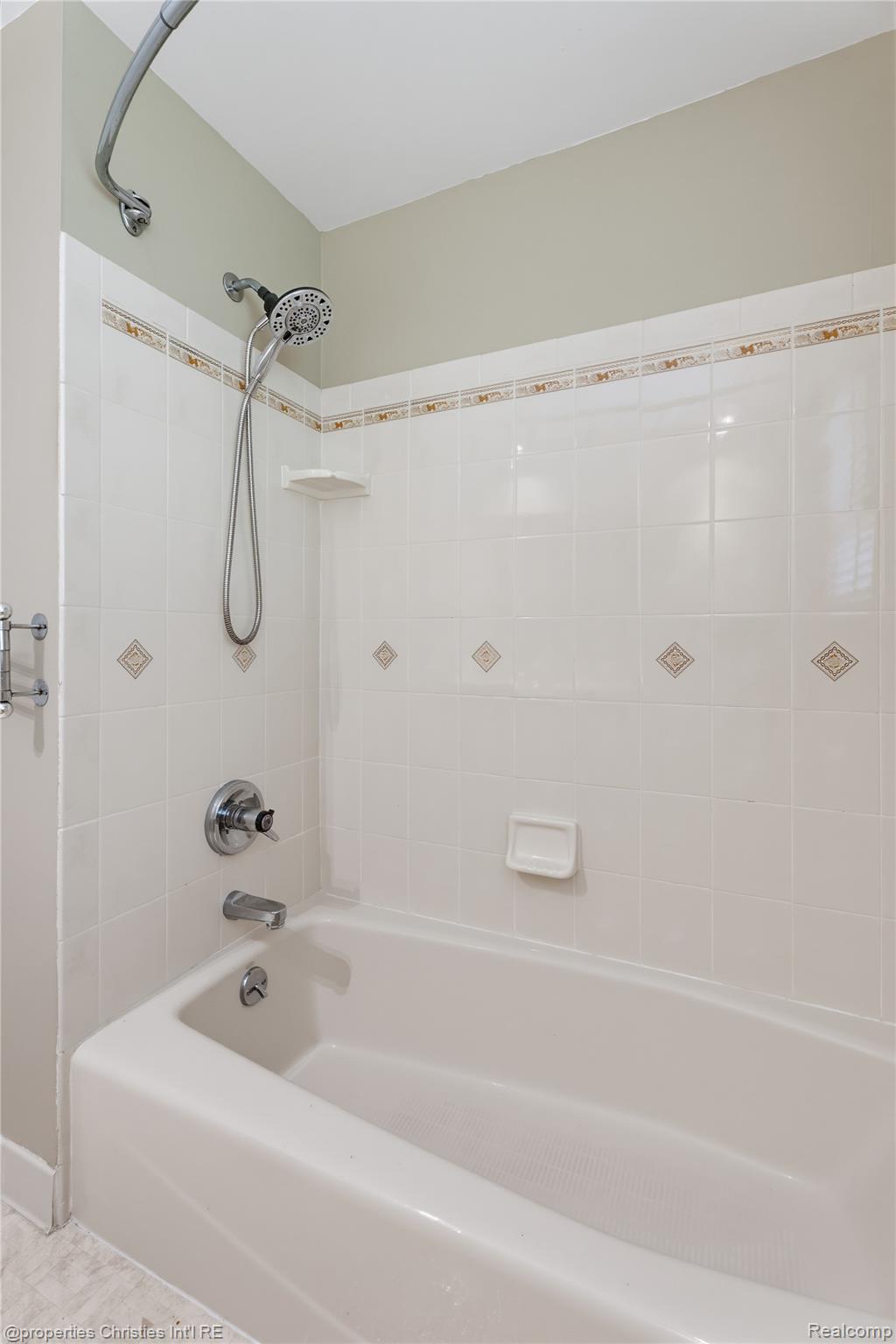 3560 Beach Road Troy, MI 48084 - Photo 23 of 40 25.jpg