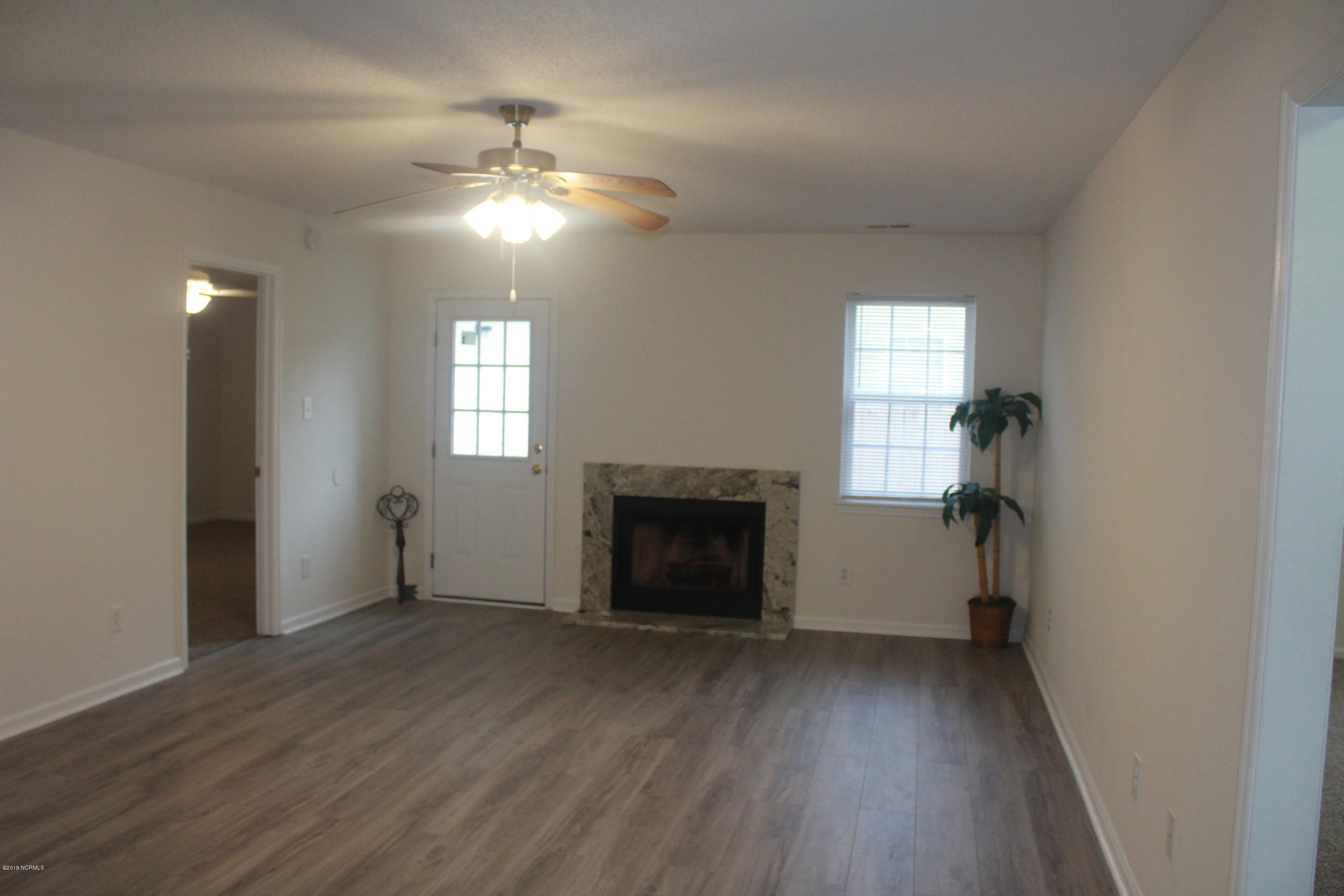 2038 Derby Run Road Jacksonville, NC 28546 - Photo 3 of 19 Living room