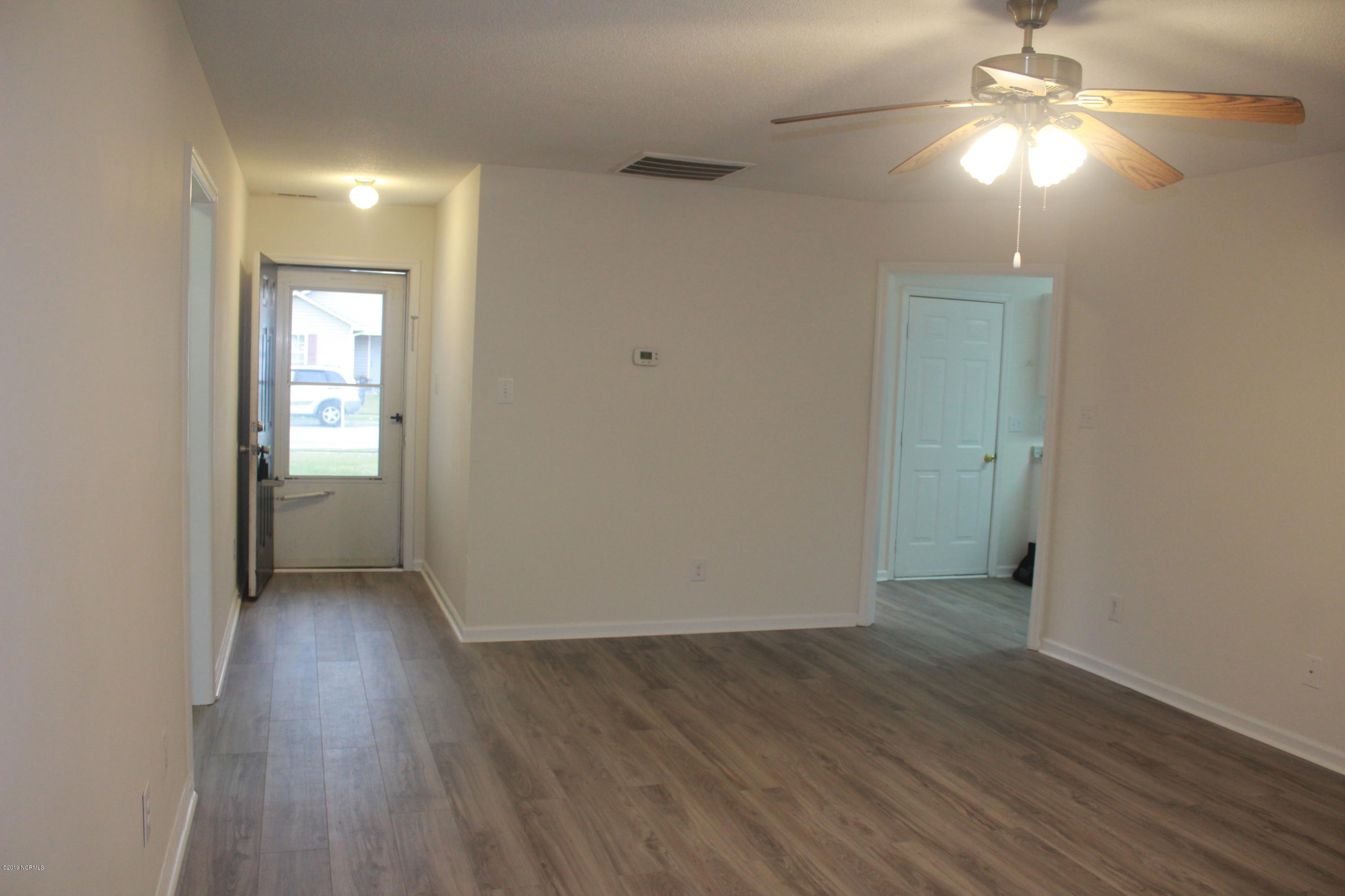 2038 Derby Run Road Jacksonville, NC 28546 - Photo 4 of 19 Living room
