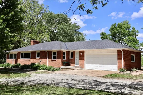 $525,000 | 281 Southwest 200th Road, Centerview, MO 64019