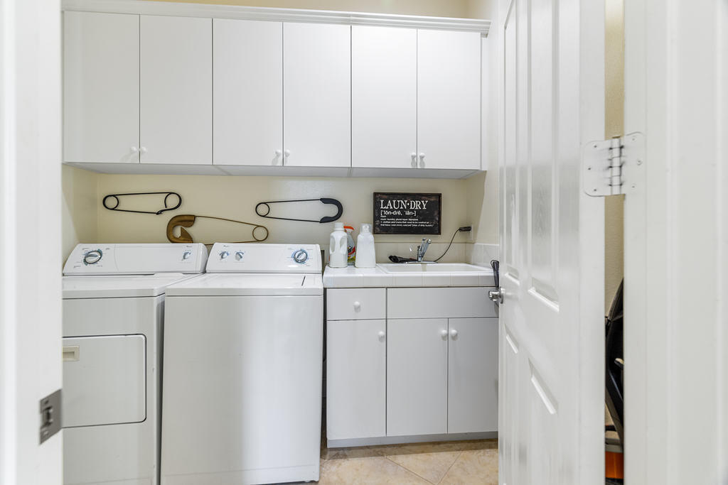 56825 Mountain View La Quinta, CA 92253 - Photo 26 of 30 a utility room with dryer and washer
