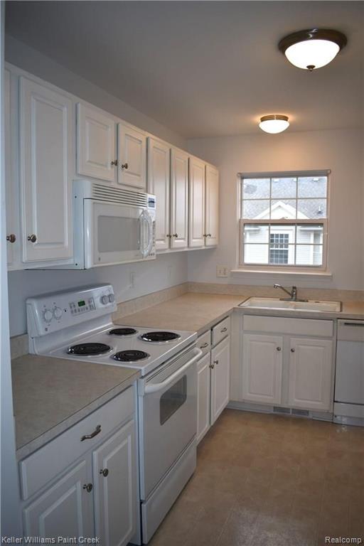 1885 Flagstone Circle Rochester, MI 48307 - Photo 18 of 32