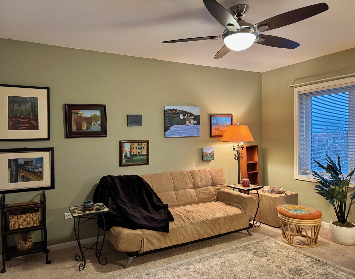 1325 Perry Street, Unit 606 Des Plaines, IL 60016 - Photo 12 of 25 a living room with furniture and a lamp