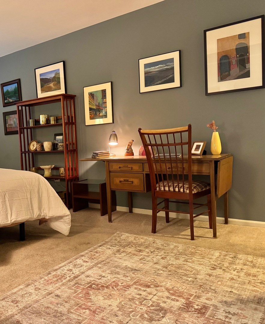 1325 Perry Street, Unit 606 Des Plaines, IL 60016 - Photo 14 of 25 a workspace room with furniture