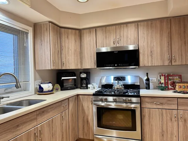 $299,000 | 1325 Perry Street, Unit 606, Des Plaines, IL 60016