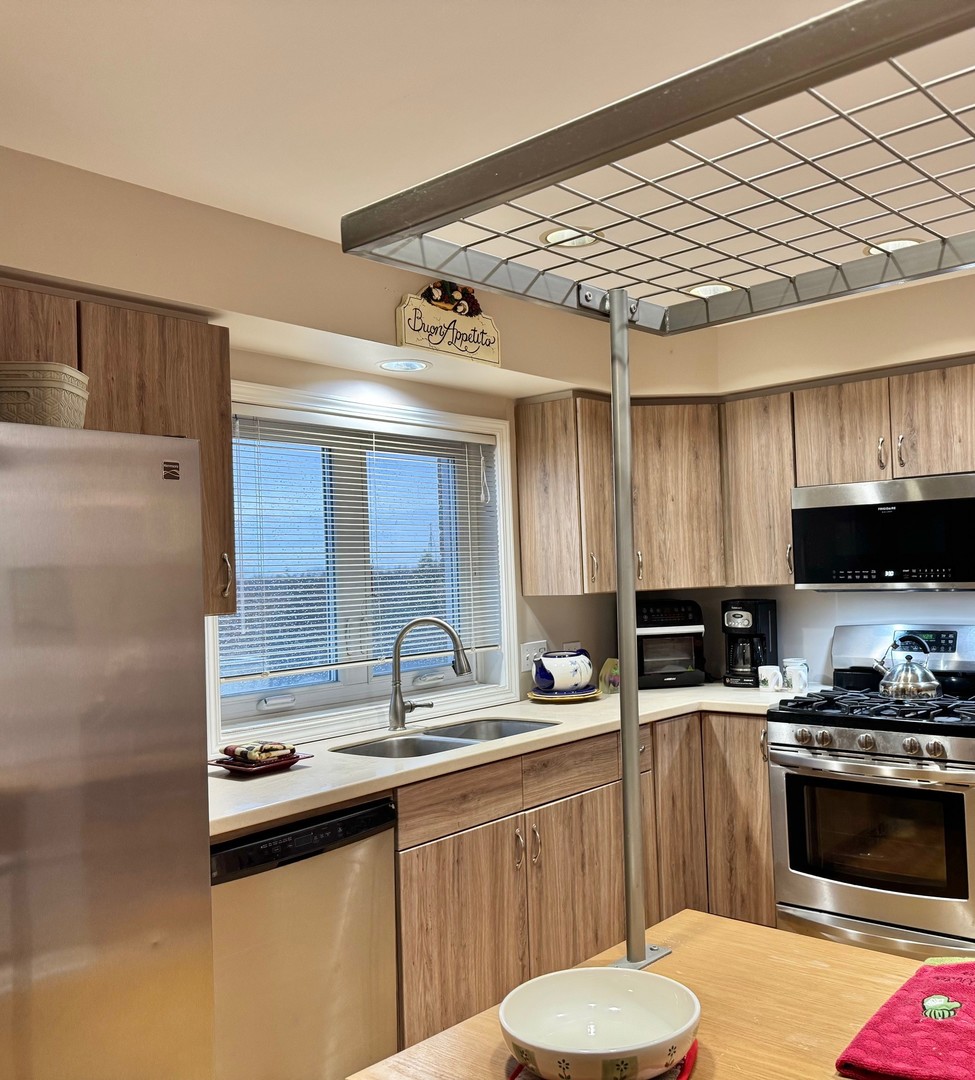 1325 Perry Street, Unit 606 Des Plaines, IL 60016 - Photo 22 of 25 a kitchen with sink a microwave and cabinets