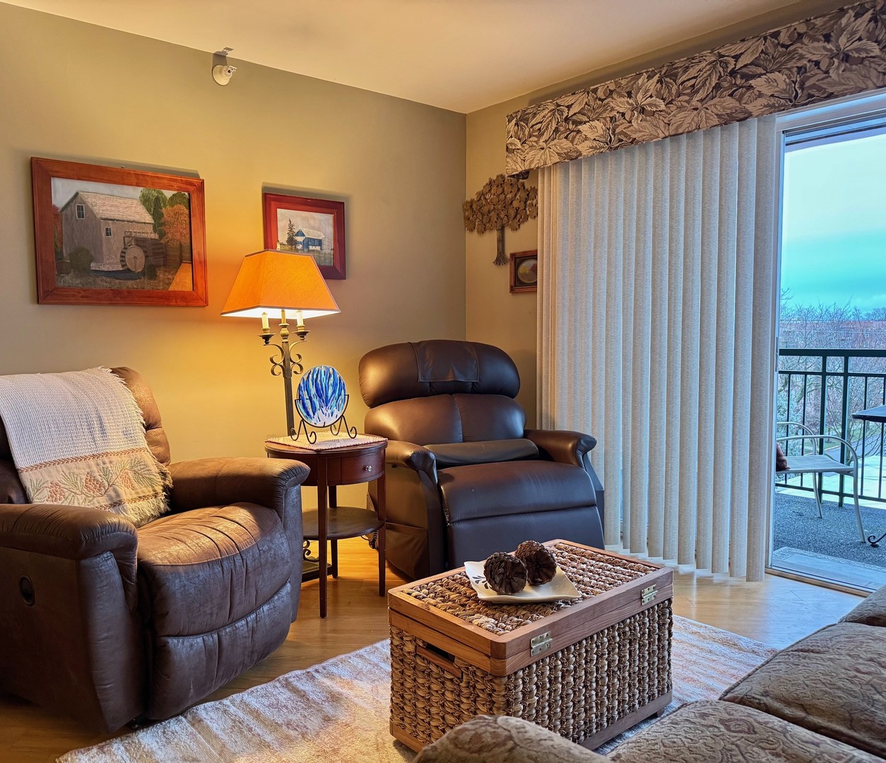 1325 Perry Street, Unit 606 Des Plaines, IL 60016 - Photo 5 of 25 a living room with furniture and a lamp