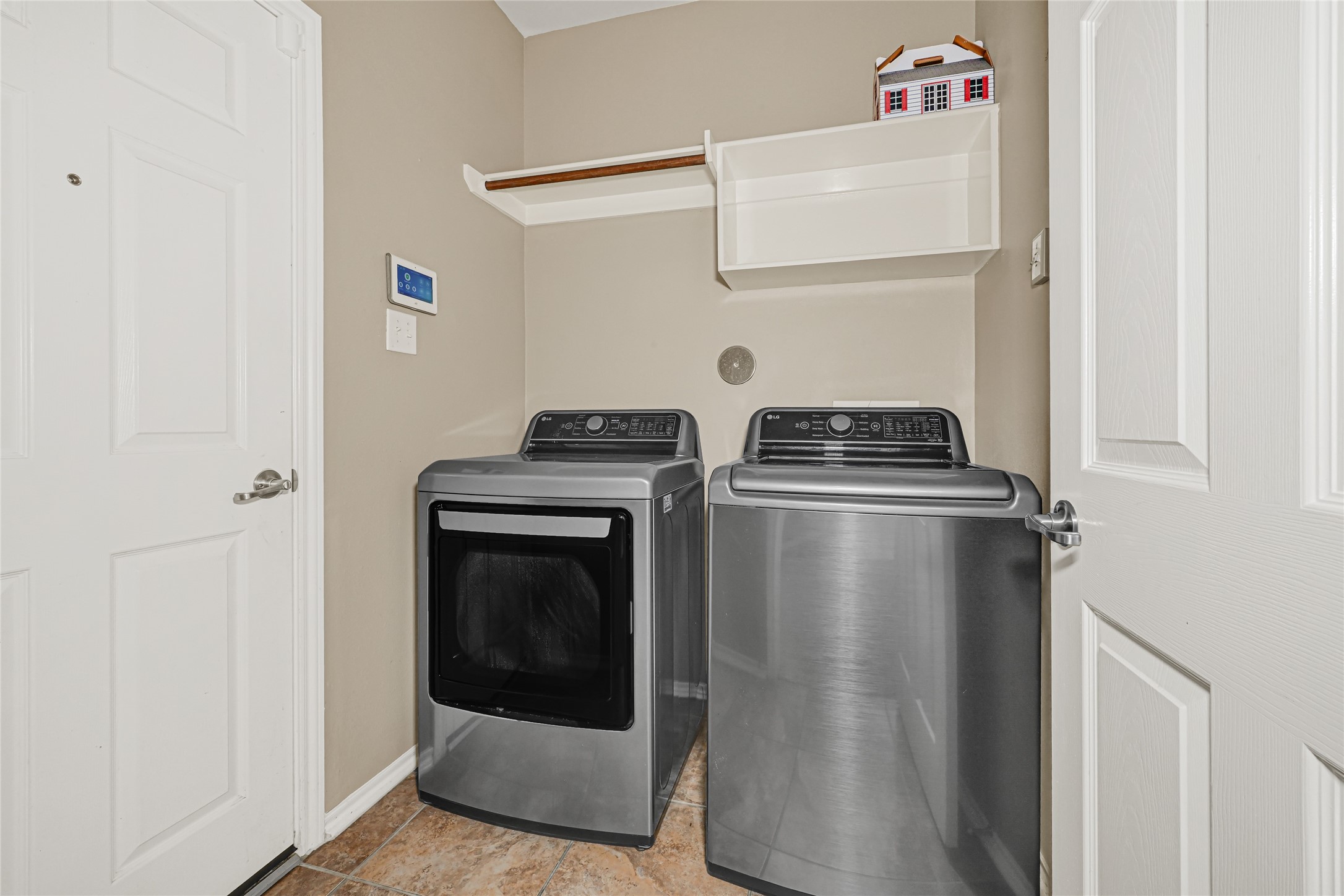 13610 Summer Spring Lane Rosharon, TX 77583 - Photo 11 of 25 Home comes with newer washer and dryer!