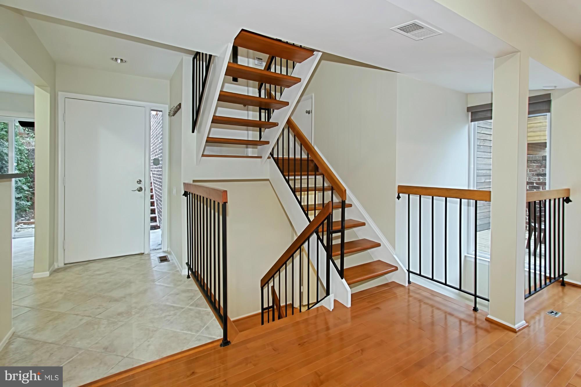 2177 Cabots Point Lane Reston, VA 20191 - Photo 4 of 30 Foyer