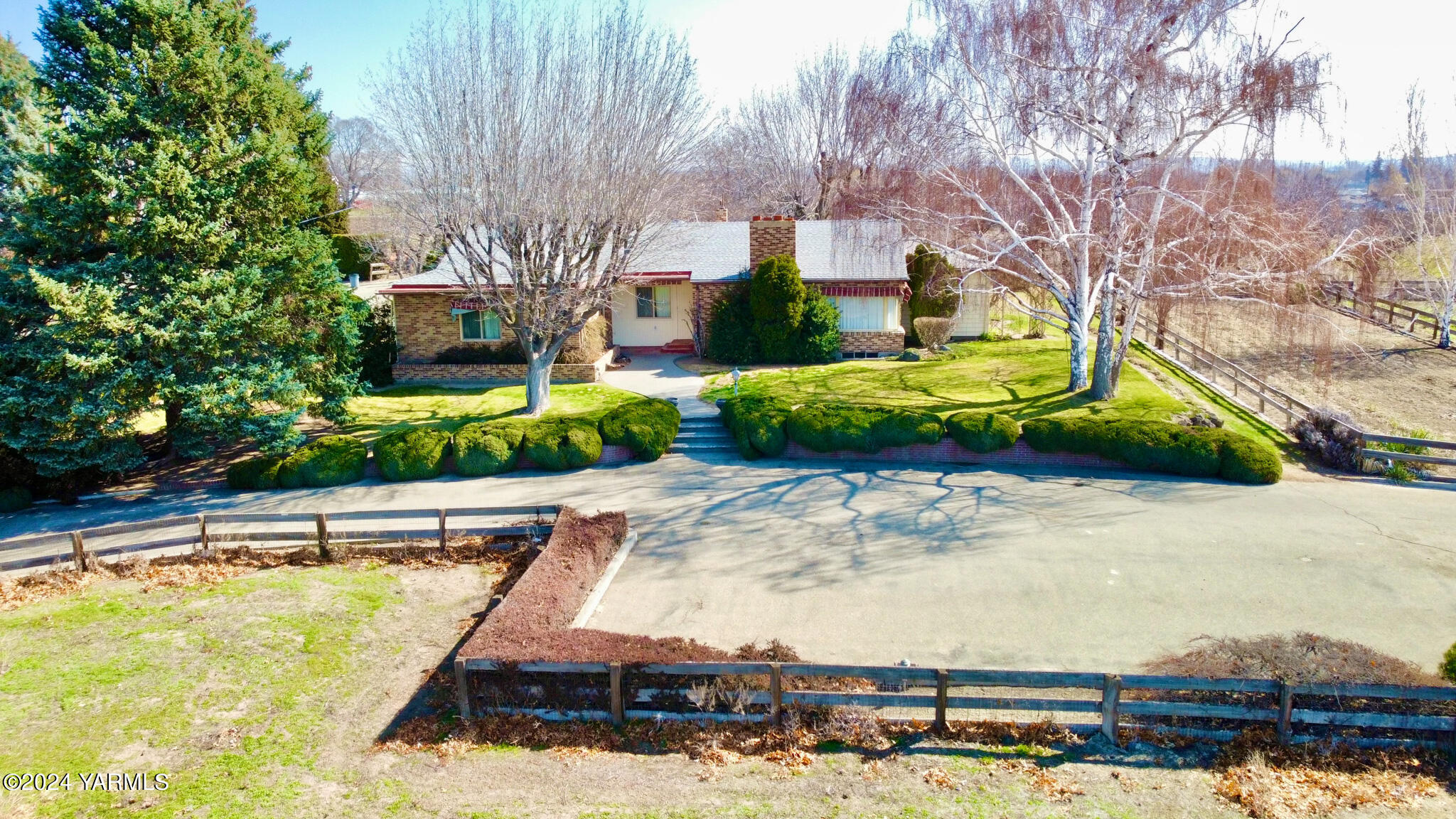 906 Scoon Road Sunnyside, WA 98944 - Photo 1 of 21 a view of a swimming pool with a yard