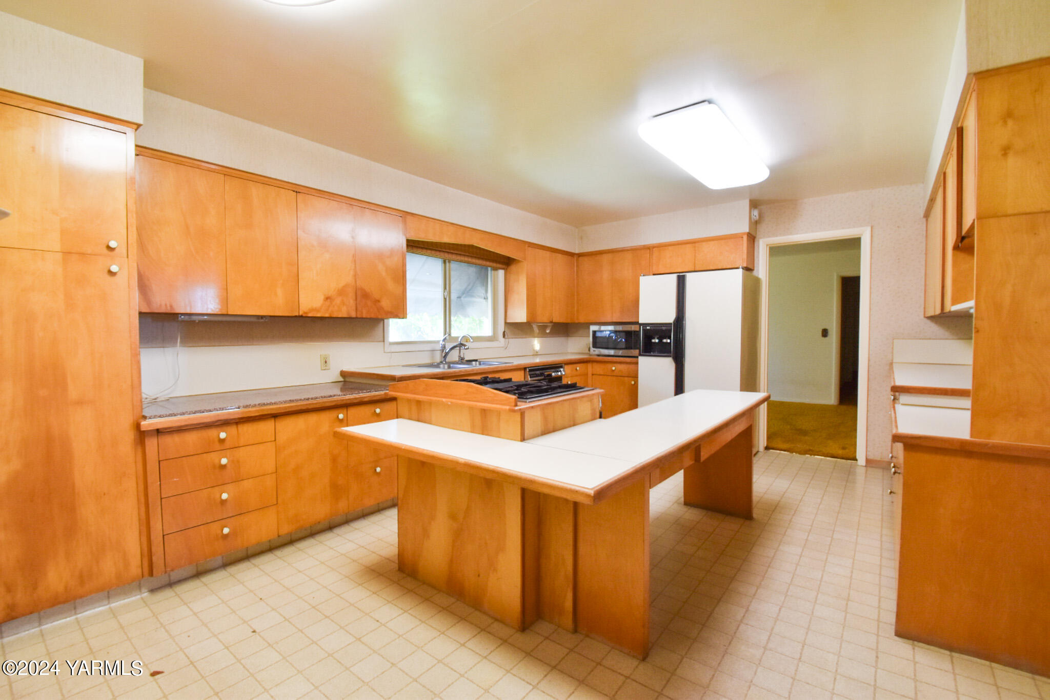 906 Scoon Road Sunnyside, WA 98944 - Photo 11 of 21 a kitchen with stainless steel appliances granite countertop a sink a stove and a refrigerator