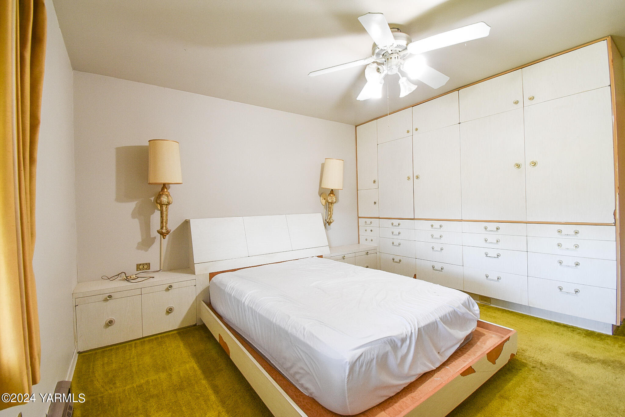 906 Scoon Road Sunnyside, WA 98944 - Photo 13 of 21 a bedroom with a bed and a chandelier