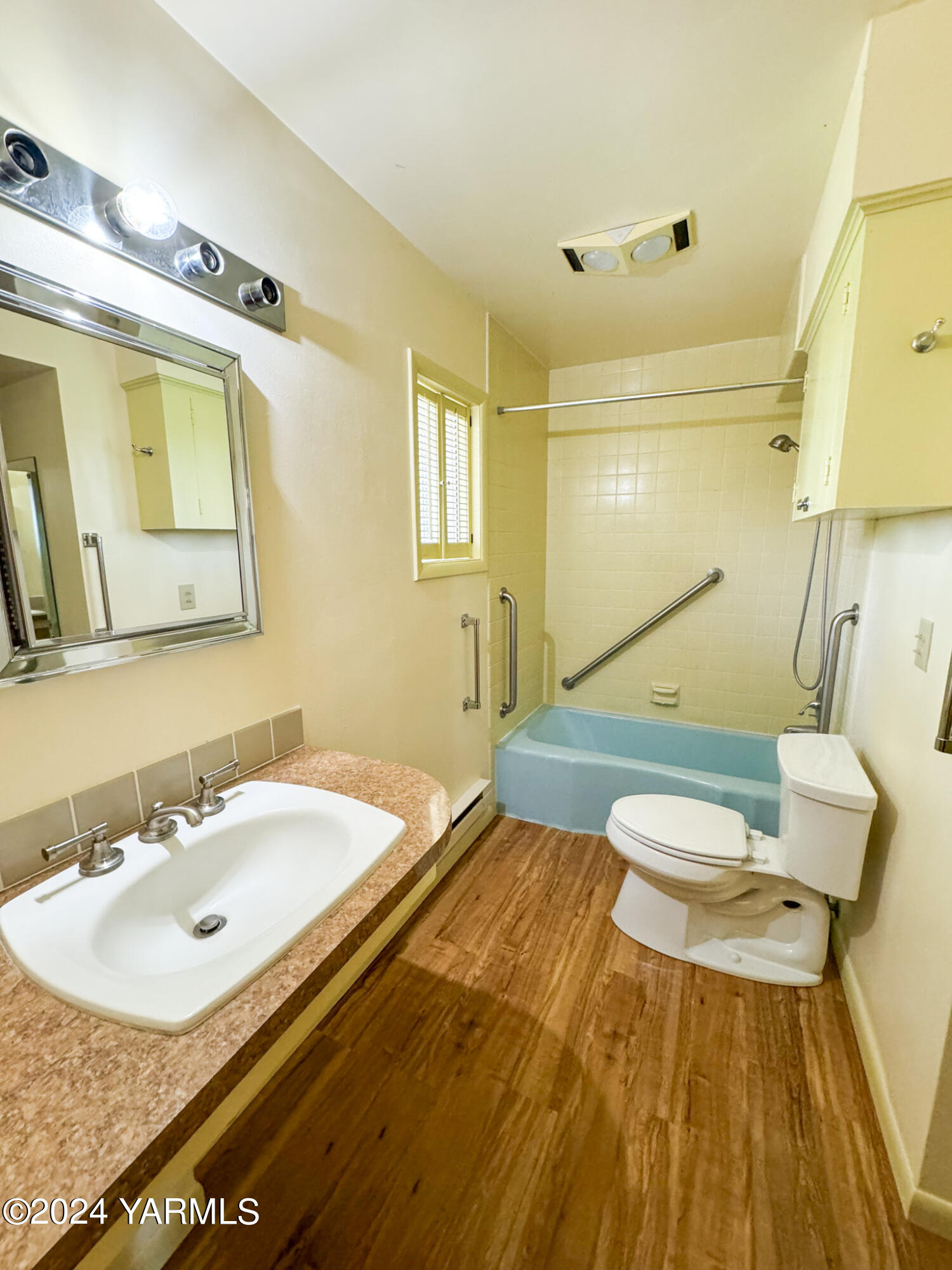 906 Scoon Road Sunnyside, WA 98944 - Photo 14 of 21 a bathroom with a sink and a mirror