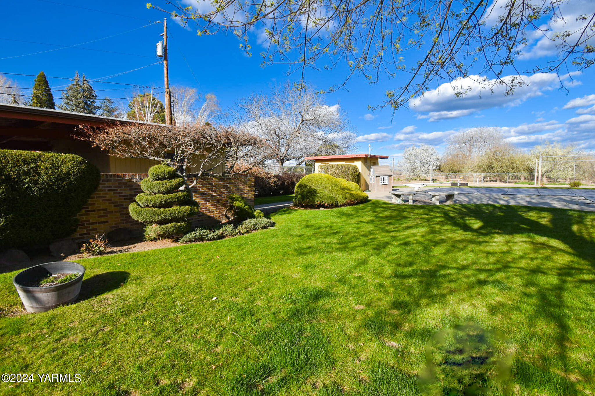 906 Scoon Road Sunnyside, WA 98944 - Photo 18 of 21 a view of a garden