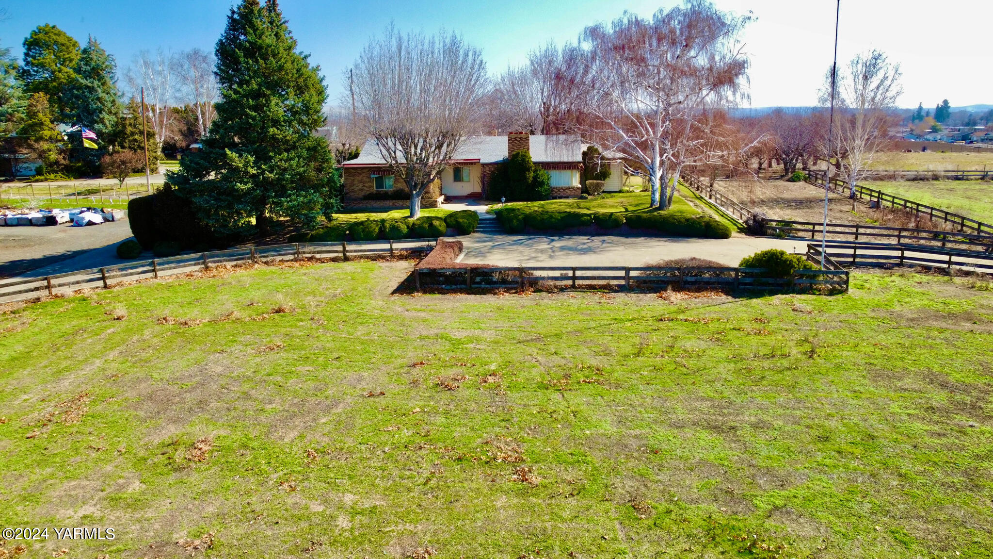 906 Scoon Road Sunnyside, WA 98944 - Photo 2 of 21 a swimming pool with plants and trees
