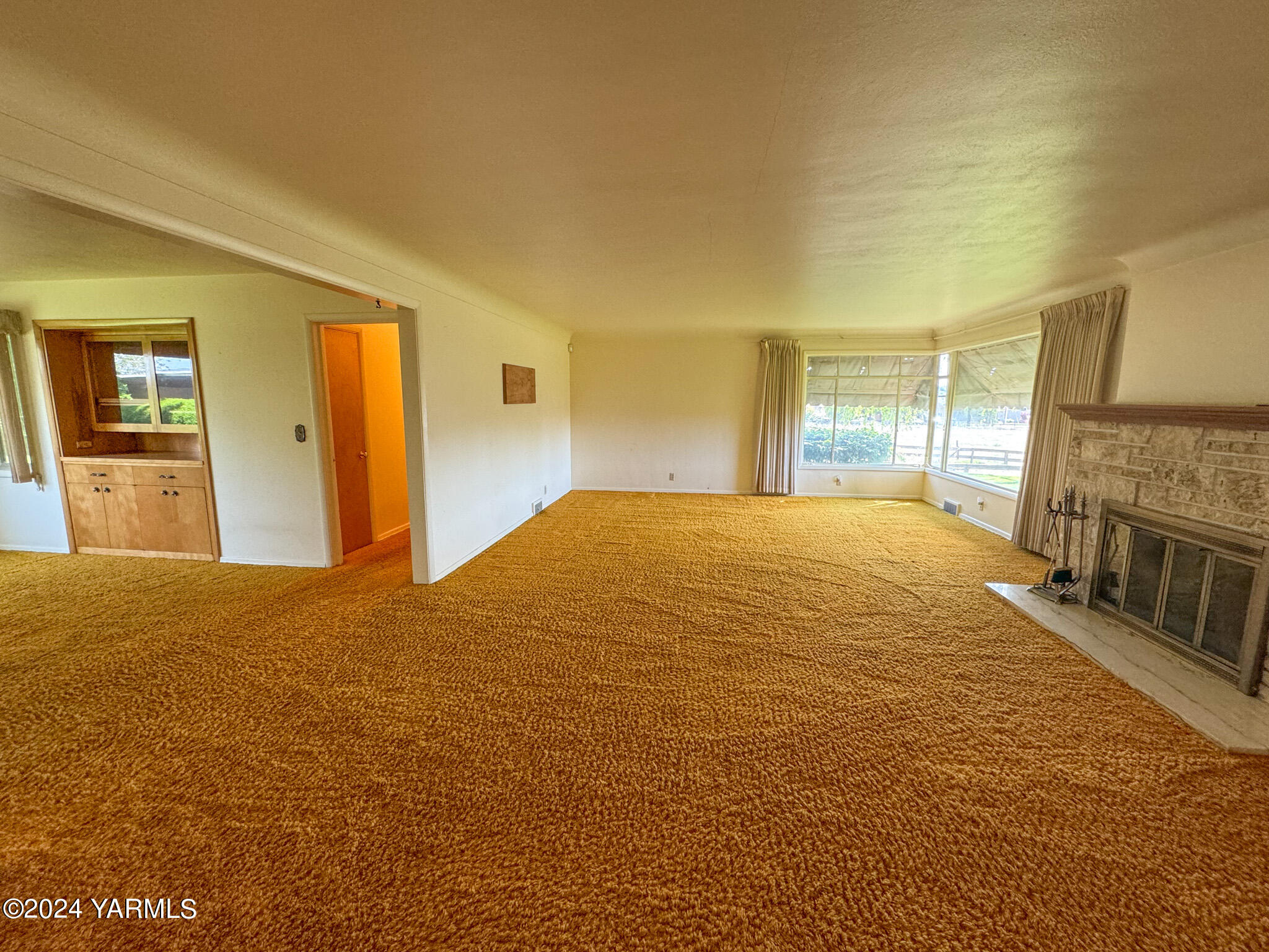906 Scoon Road Sunnyside, WA 98944 - Photo 8 of 21 a large room with a kitchen