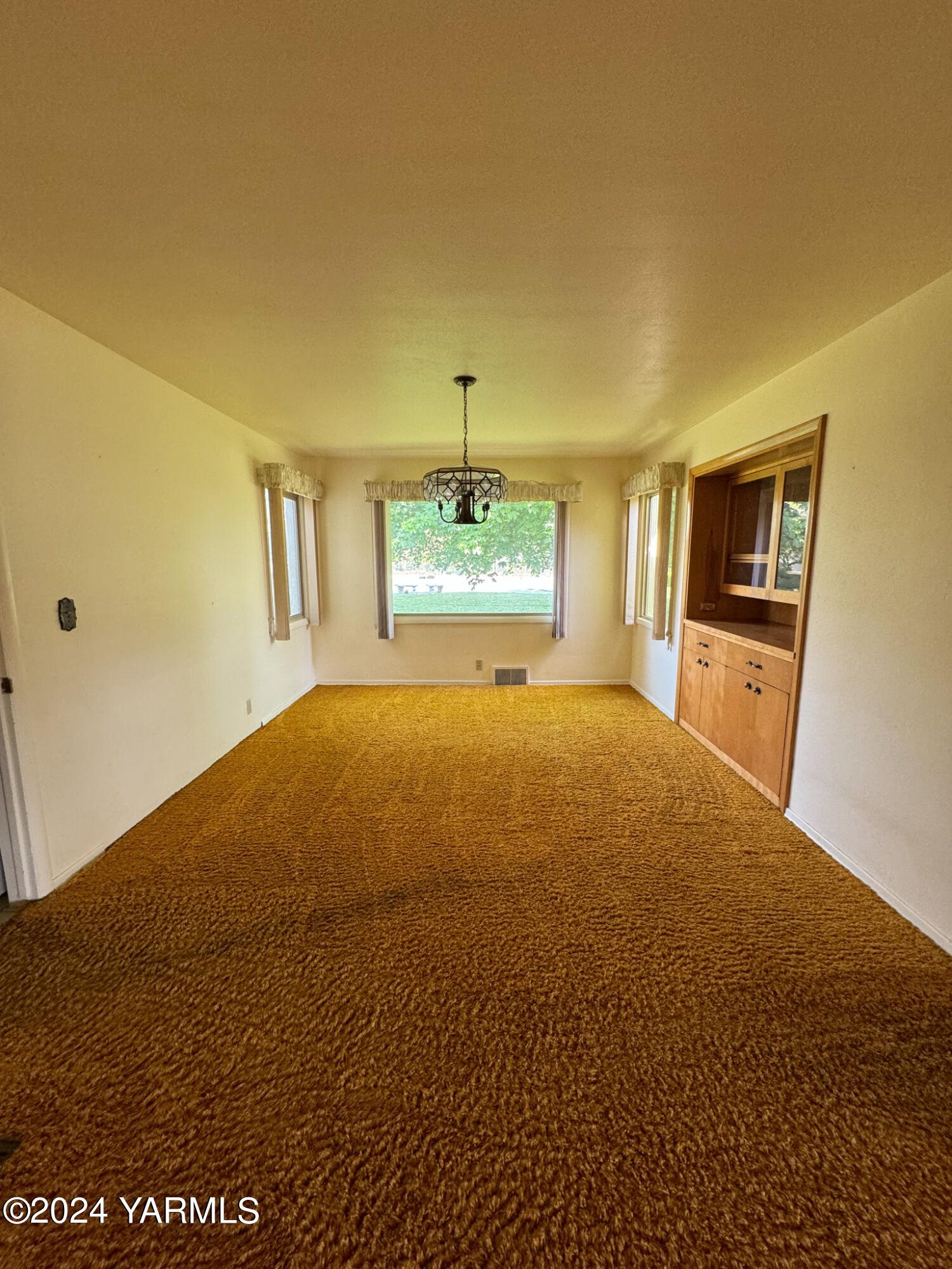 906 Scoon Road Sunnyside, WA 98944 - Photo 9 of 21 a view of a bedroom with a natural light