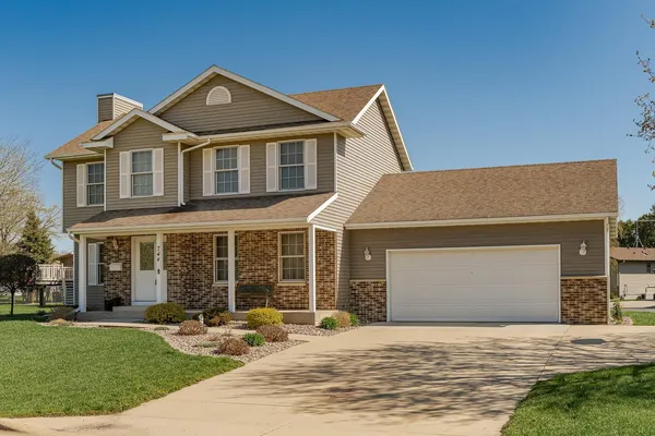 $394,900 | 744 Jefferson Avenue Southwest, Eyota, MN 55934
