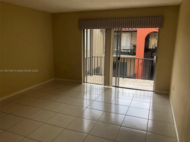 $1,900 | 10810 North Kendall Drive, Unit Q18, Miami, FL 33176
