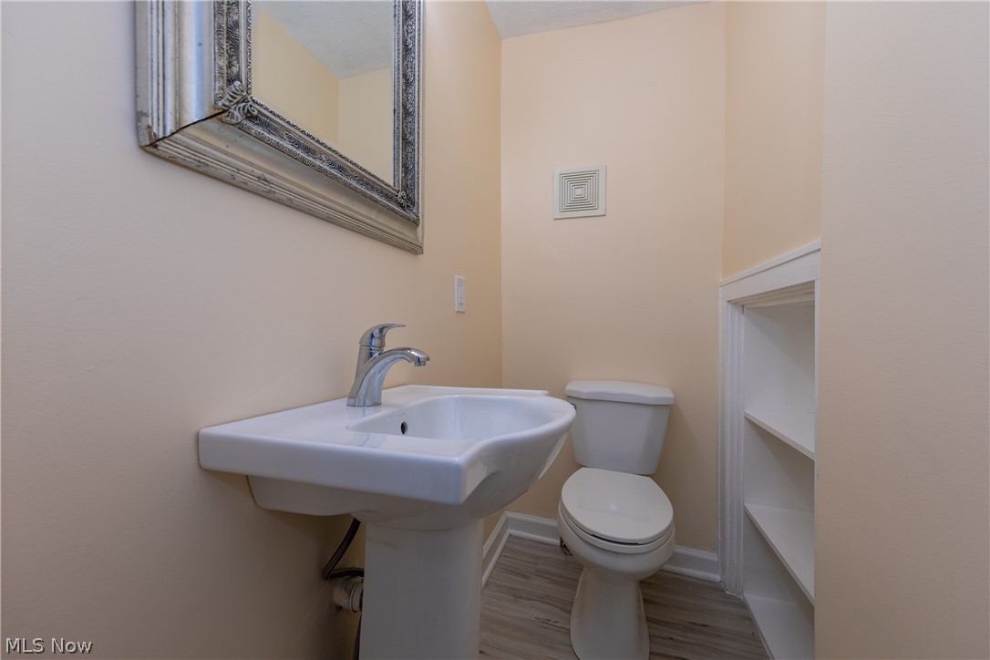 3131 Whitethorn Road Cleveland, OH 44118 - Photo 15 of 30