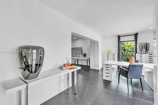 a view of livingroom with furniture