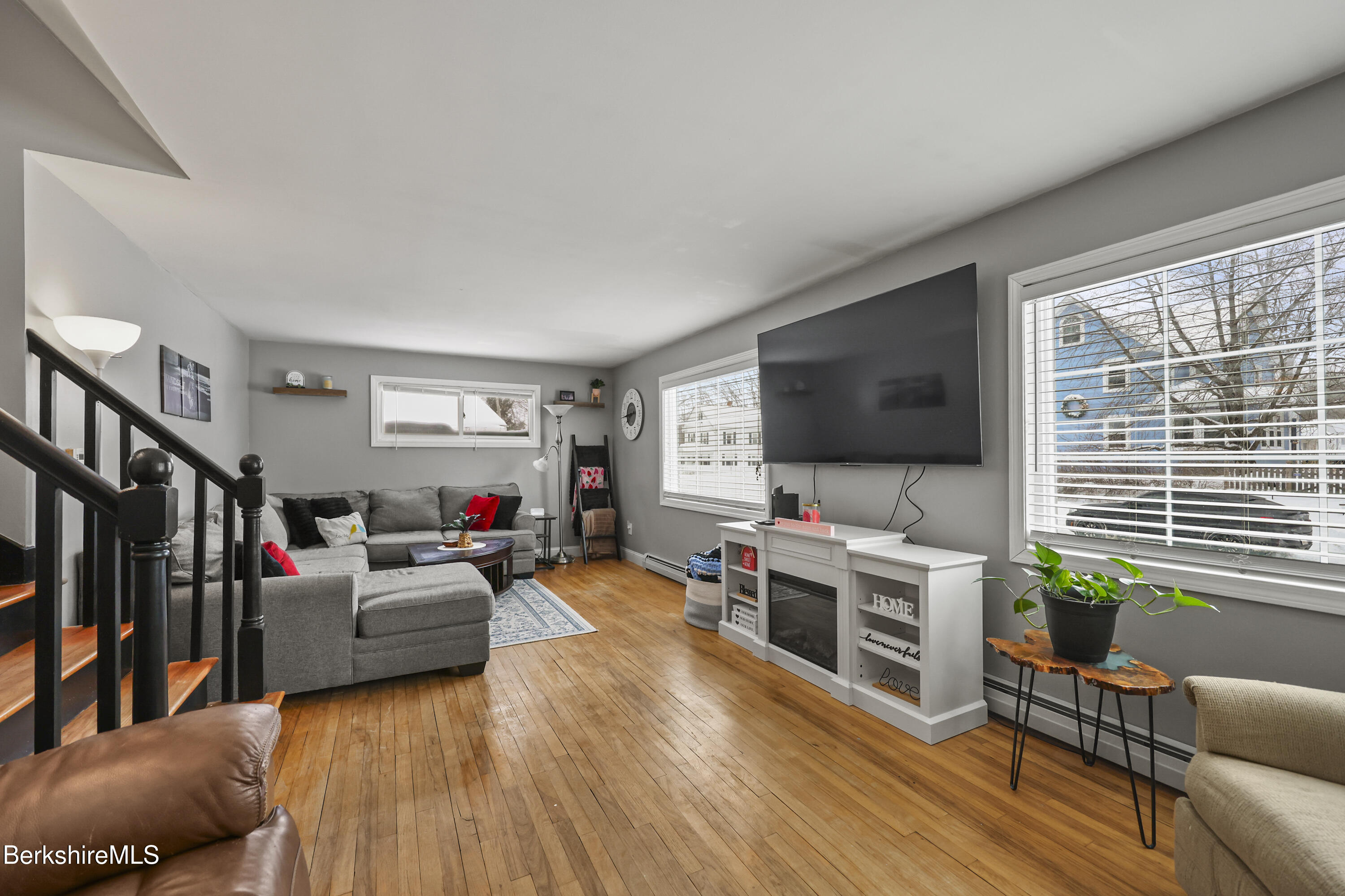 96 Broadview Terrace Pittsfield, MA 01201 - Photo 4 of 34 Living Room